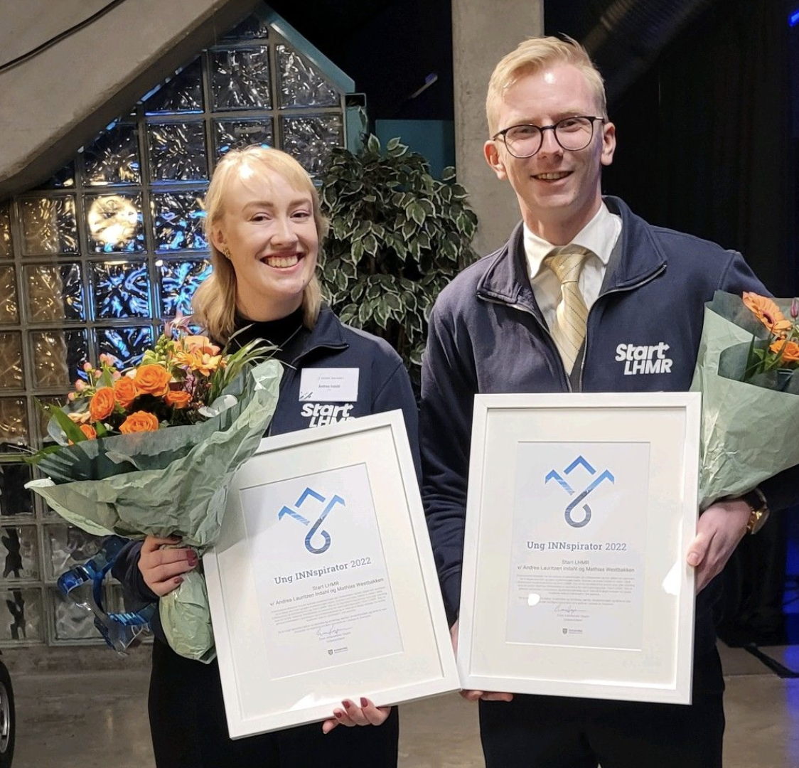 Andrea Indahl og Mathias Westbakken fikk prisen Ung Innspirator 2022 på Agenda Innlandet