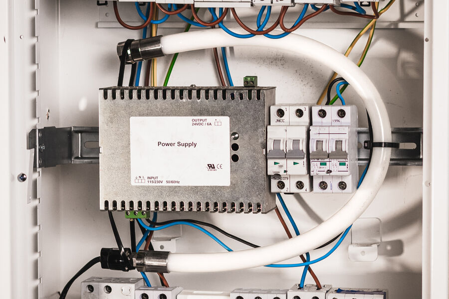 Gassen fra slukkeslangen kjøler ned og slukker brannen og hindrer gjentenning.