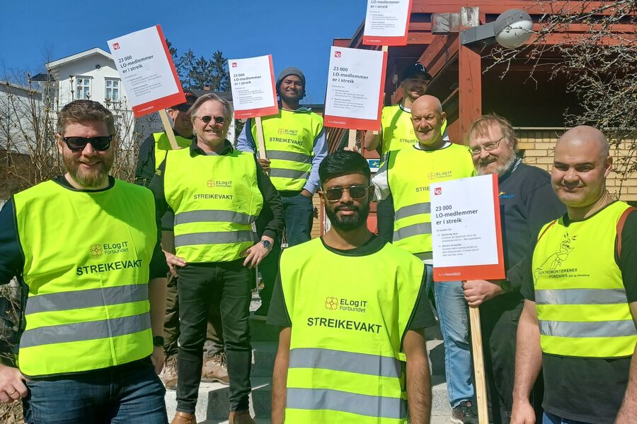 Den ferske forbundslederen Geir Ove Kulseth (t.v.) bruker dagene til å besøke medlemmer som er i streik. - Kampmoralen er høy, kontaterer han. Foto: El og IT Forbundet. 