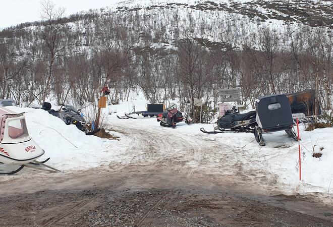 Parkeringsplass ved snøskuterløype 5 i Masjokdalen