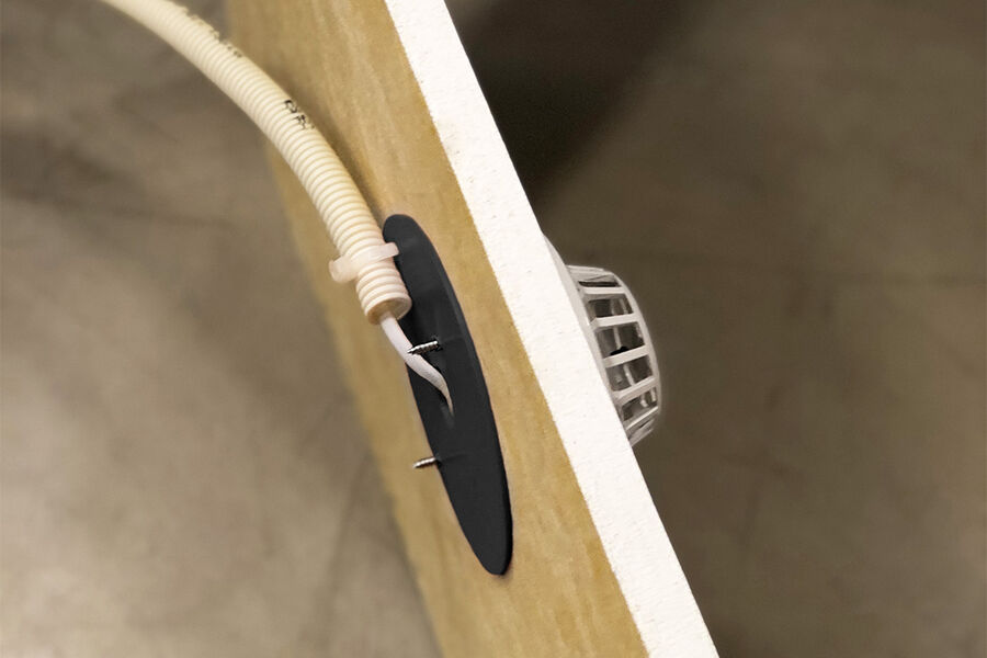 Festeplaten holdes på oversiden av himlingsplaten og utstyret som skal festes på undersiden. Skru fast utstyret skal skrus rett i festeplaten med skruer. Best er det å gjøre dette før himligsplaten settes på plass i himlingsprofilen.