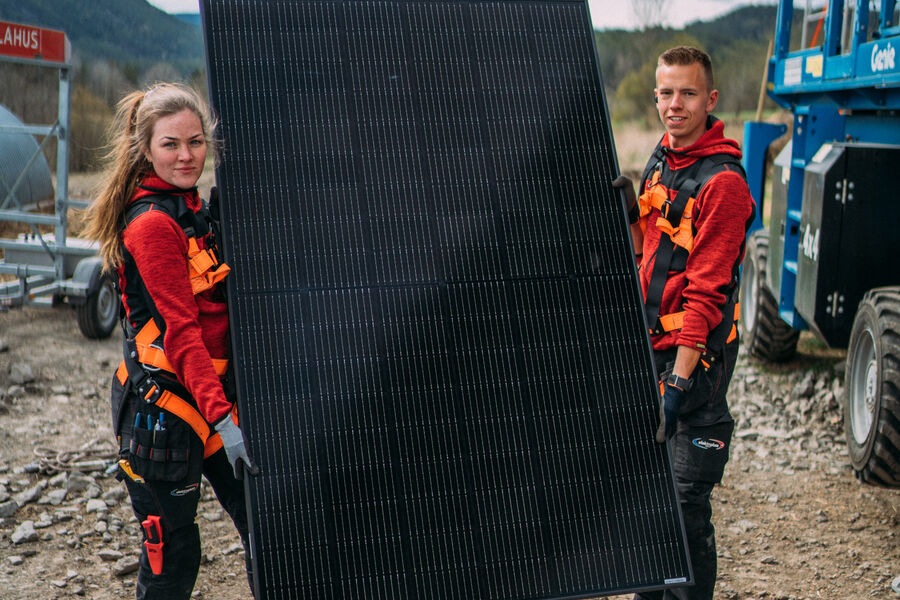 En bærebjelke i Konstels strategi, er at datterselskapene fortsetter i samme drak og med den samme lokale forankringen. 