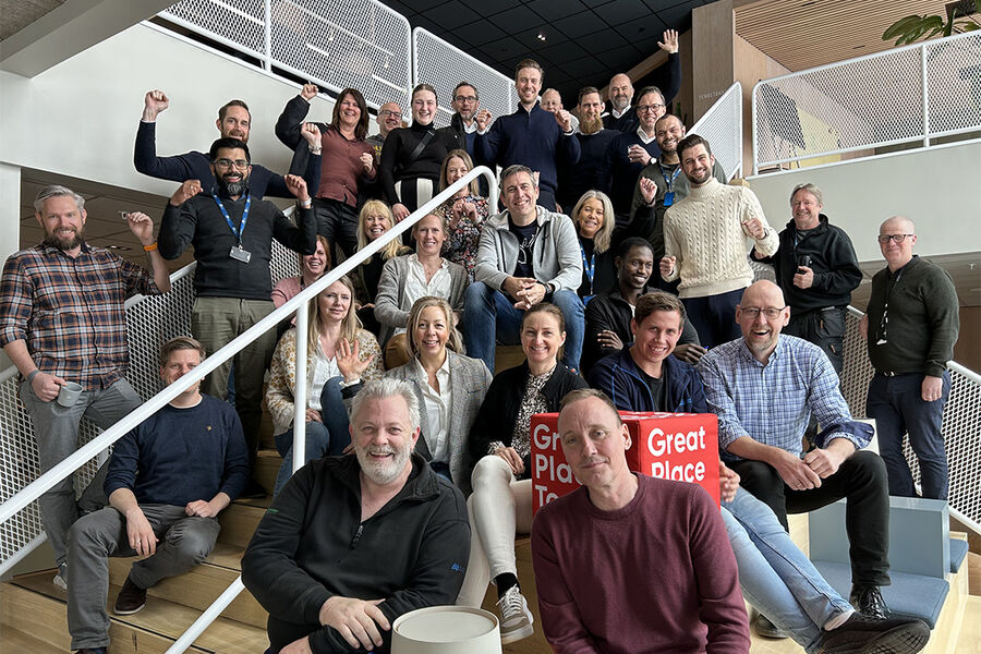 Great Place to Work-konkurransen er en omfattende undersøkelse av arbeidsmiljøet i norske bedrifter, der medarbeiderne gir sin vurdering av selskapets HR-praksis og kultur. Her ser vi en stolt og glad gjeng fra EL-grossisten.