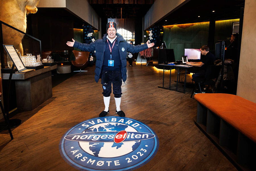 Daglig leder i Norgeseliten Geir Syversen, viser stolt frem Norgeselitens logo godt plassert i lobbyen på hotellet hvor årsmøtet ble arrangert på Svalbard. Foto: Kilian Munch