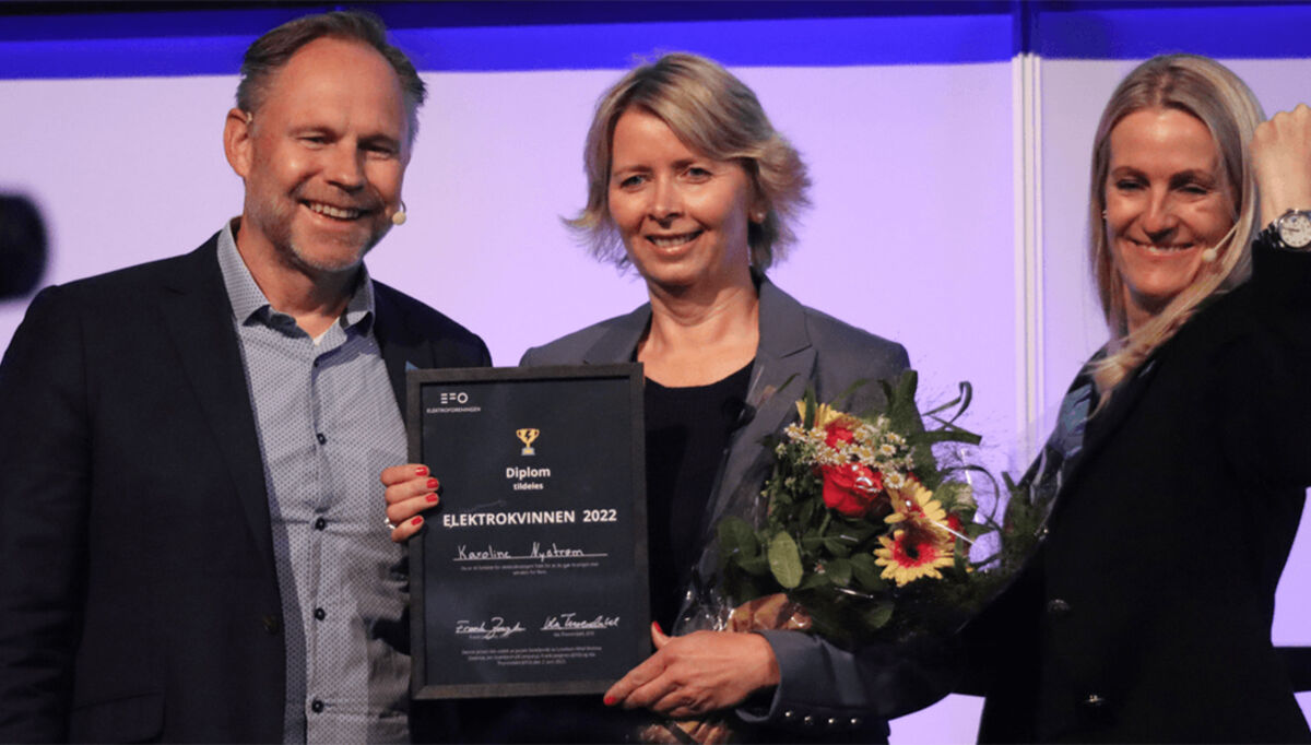 Karoline Nystrøm ble Elektrokvinnen 2022. Da jobbet hun hos Schneider Electric, Her ser vi fra venstre, Frank Jaegtnes, Karoline Nystrøm & Ida Thorendahl på scenen under kåringen av Elektrokvinnen 2022.