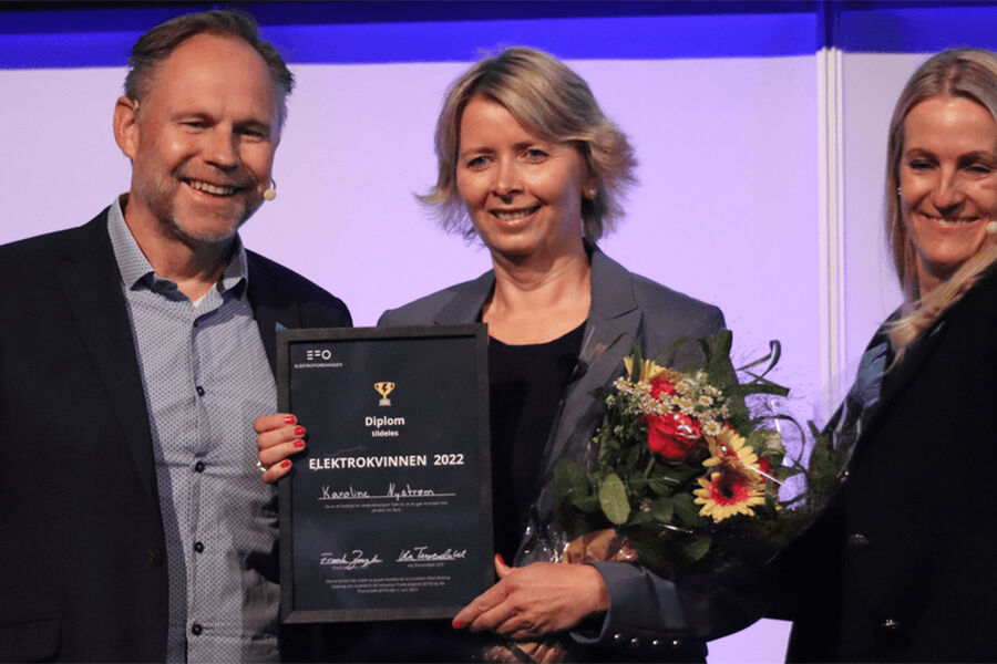 Karoline Nystrøm ble Elektrokvinnen 2022. Da jobbet hun hos Schneider Electric, Her ser vi fra venstre, Frank Jaegtnes, Karoline Nystrøm & Ida Thorendahl på scenen under kåringen av Elektrokvinnen 2022.
