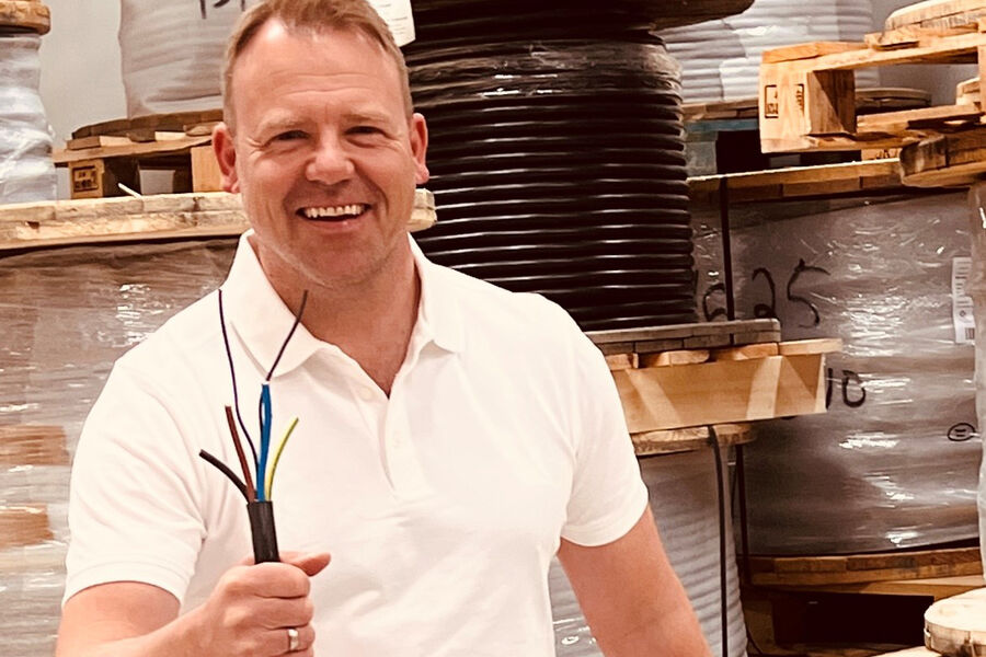 Produktsjef Kim Due-Sørensen viser frem den nye TFXP MR Flex Hybrid kabelen som NEK Kabel nå lanserer i det norske markedet.