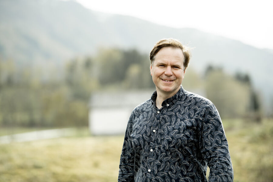 Etter å ha lest Elektro 24-7 sin artikkel om Tore Hjelle i Eid Elektro, har Venstres næringspolitiske talsperson Alfred Bjørlo stilt næringsminister Christian Vestre (Ap) spørsmål om norsk næringspolitikk i Stortingets spørretime. Foto: Privat.