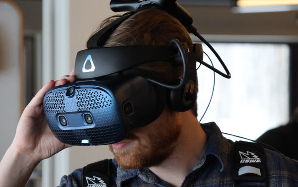 Mann med VR-briller