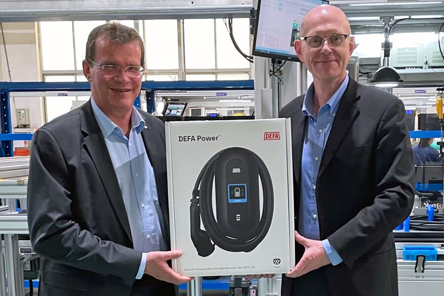 Konsernsjef Bård Klungseth og fabrikksjef Wolfgang Beuck viser en av de første DEFA Power-boksene som nå har forlatt fabrikken og blitt sendt ut til kundene.