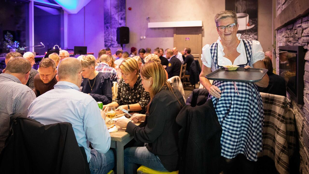 Foto av Sissel som serverer på bakeriet