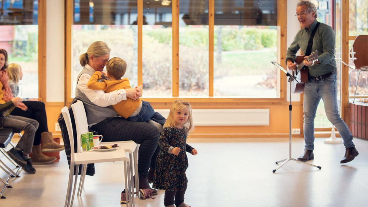 Foto av arrangement med barn på biblioteket