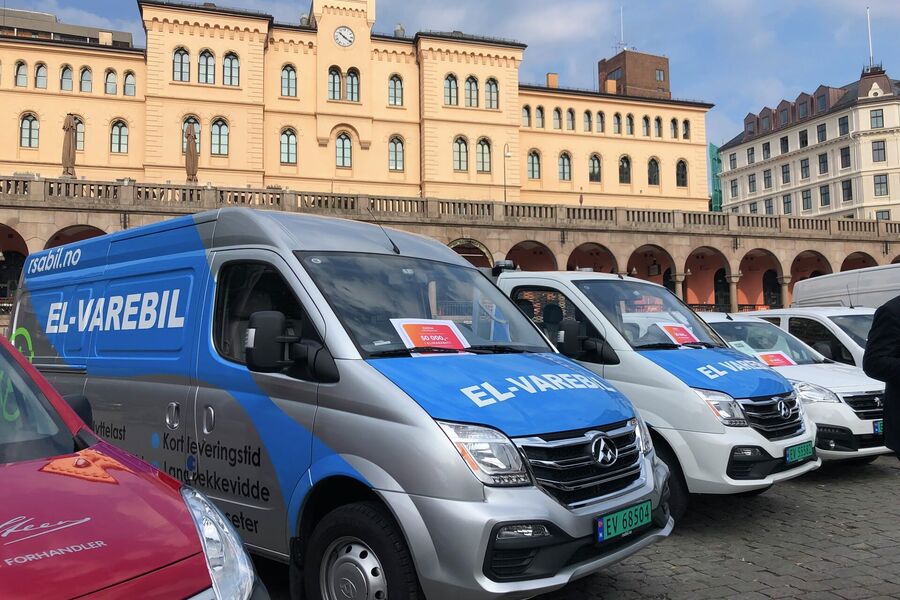 Enova har besluttet at støtten til kjøp av elvarebiler avsluttes. Samtidig avsluttes også støtten til biogasskjøretøy. En beslutning som får sterk kritikk. Foto: Norsk elbilforening.