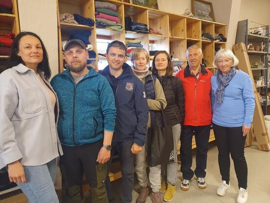 På bilde fra venstre til høyre: Jevheniia, Volodymyr, Anton, Svitlana, Nelia, Valerii og Inger er noen av de frivillige som kommer til å drifte ombruksbuen.
