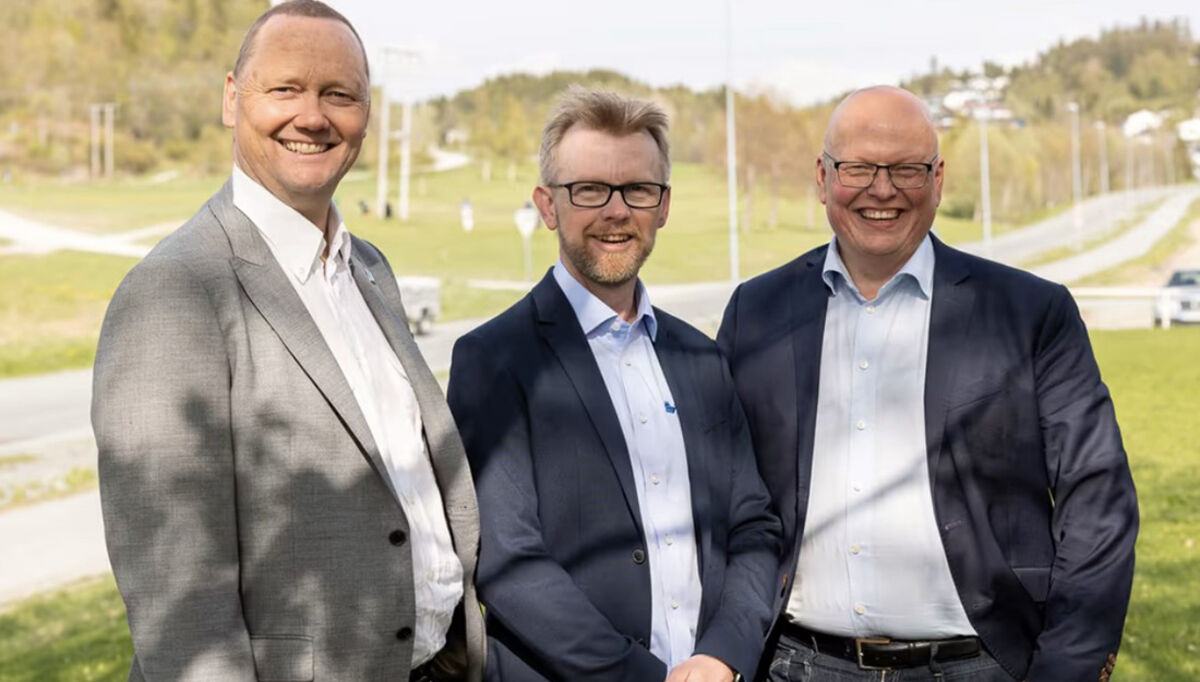 På bildet ser vi fra venstre, John Bernhard Roten, daglig leder i HVACS AS, Per-Arne Sæther, konsernsjef i Rissa Kraftlag, og Svein Olav Munkeby, konserndirektør NTE.