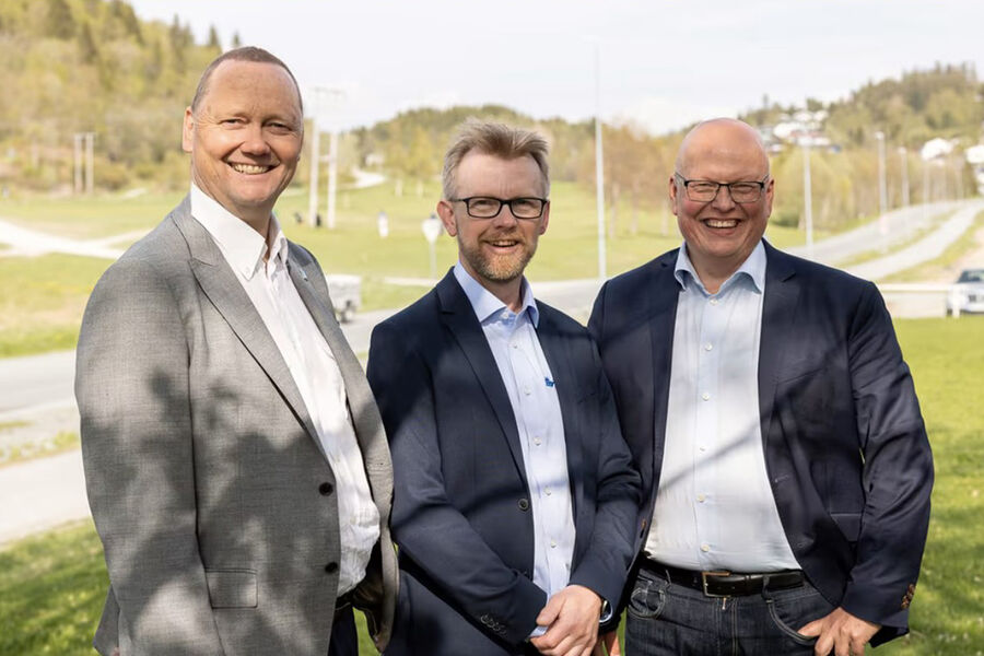 På bildet ser vi fra venstre, John Bernhard Roten, daglig leder i HVACS AS, Per-Arne Sæther, konsernsjef i Rissa Kraftlag, og Svein Olav Munkeby, konserndirektør NTE.