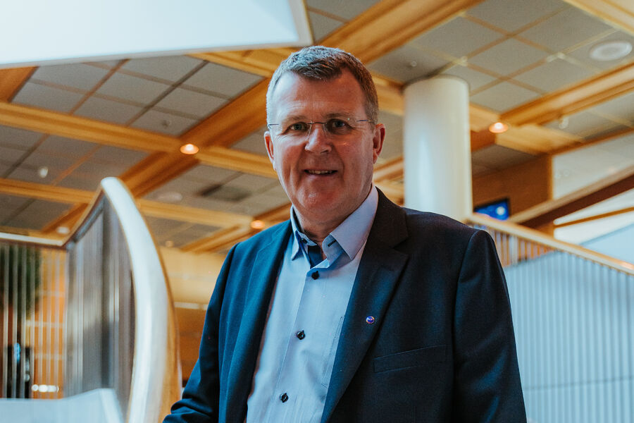 Nelfos hovedstyreleder Rune Kolbeinsvik har jobbet i elektrobransjen i nær 46 år, og brenner kanskje mer enn noen gang for faget. – Det er bare å gratulere de unge som velger elektroutdannelse. Det ligger en eventyrlig reise foran dem, sier han. Foto: Maria Sørli