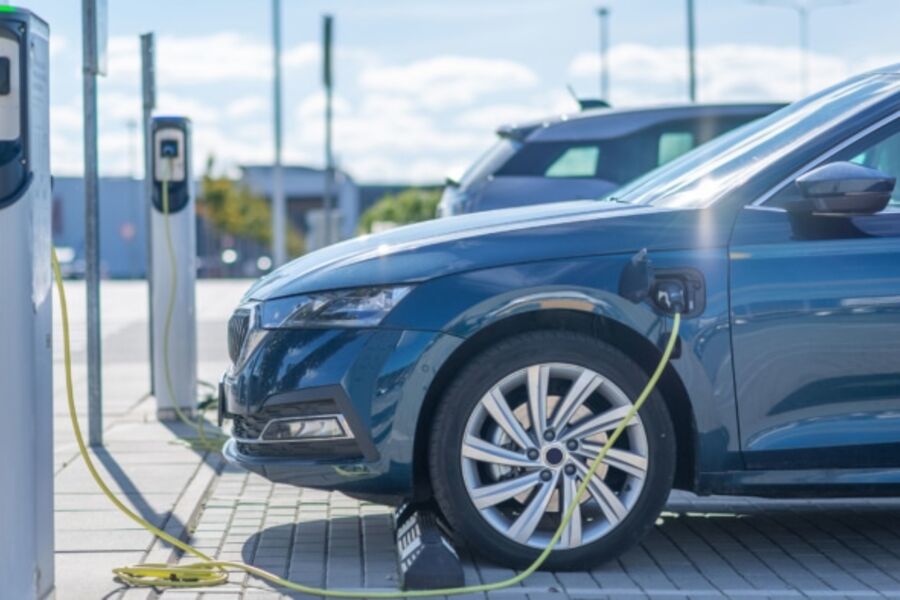 Et tilfelle av overspenning kan føre til skader og i verste fall havari av ladestasjonene, skriver NEK. Foto: NEK