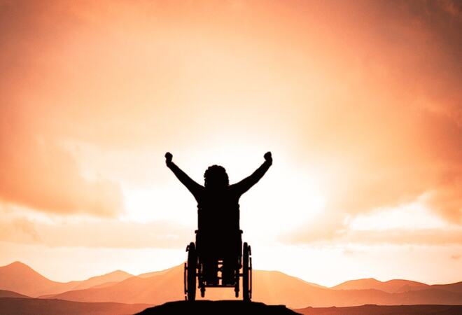 Person i rullestol på et fjell. Foto: Pixabay.com