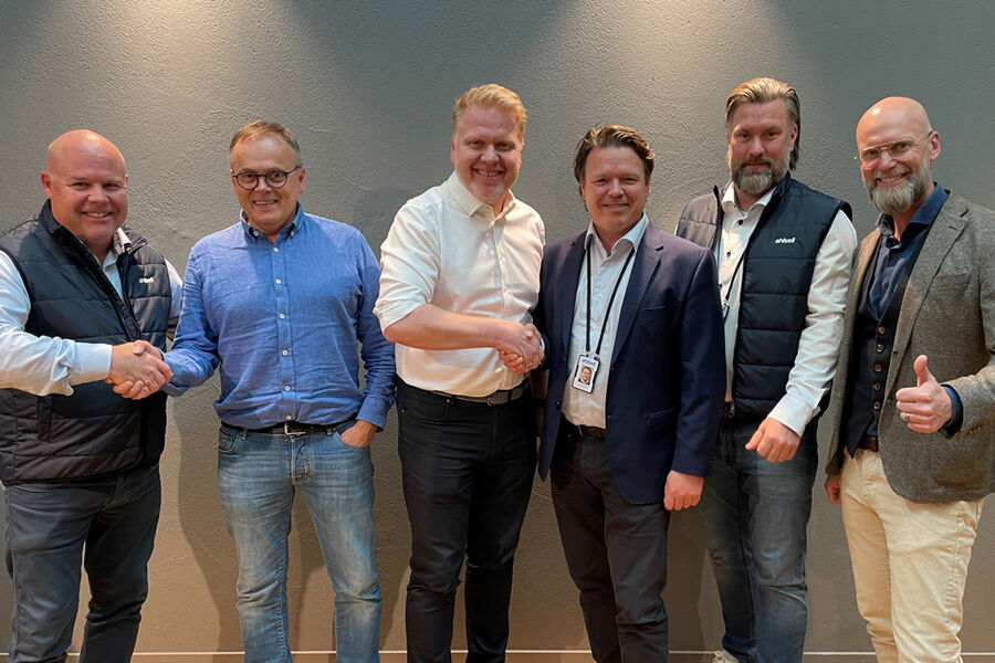 På bildet fra venstre: Marius Næss, regionsjef i Ahlsell Norge AS, Sven Erik Korsnes, salgssjef og eier i Proffklær AS, Thomas Schie, daglig leder og eier i Proffklær AS, Lars Erik Finne, direktør M&A i Ahlsell Norge AS, Runar Tennebø, regional salgssjef i Ahlsell Norge AS, Johan Stille, oppkjøpsansvarlig i Ahlsell (konsern)