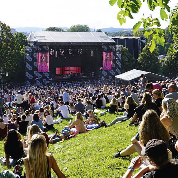 I Tøyenparken har alle god utsikt til hovedscenen. Foto: VisitOSLO/Tord Baklund.