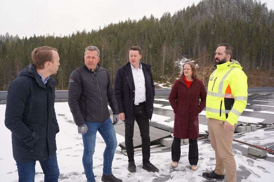 Snøen ligger fortsatt på taket, men produksjonen på solcelleanlegget er likevel betydelig. Fra venstre André Bakeng, innkjøpssjef Erlend Stegavik, ordfører Trond Hoseth, Marte Løvik fra NHO Trøndelag og Audun Otterstad fra EBA Trøndelag. FOTO: GURO LISTOU VOLLEN/BLADET