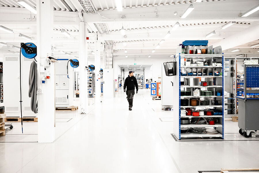 Fra produksjon i Eid Elektro sine lokaler i Nordfjordeid.