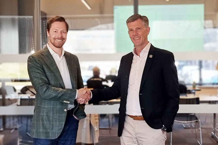 I bildet fra venstre: - Vi gleder oss til et godt samarbeid, uttaler Marius Lier, salgsdirektør industri og samferdsel i Onninen og Yngvar Ødegaard, salgsdirektør industriautomasjon i Schneider Electric