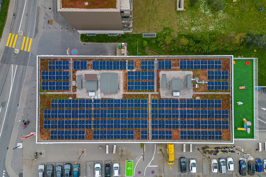 Eaton jobber mye med å la hus, hjem og næringsbygg bli en del av strømnettet som egne små kraftverk, som med egenproduksjon av strøm kan føre overskuddet tilbake til strømnettet.