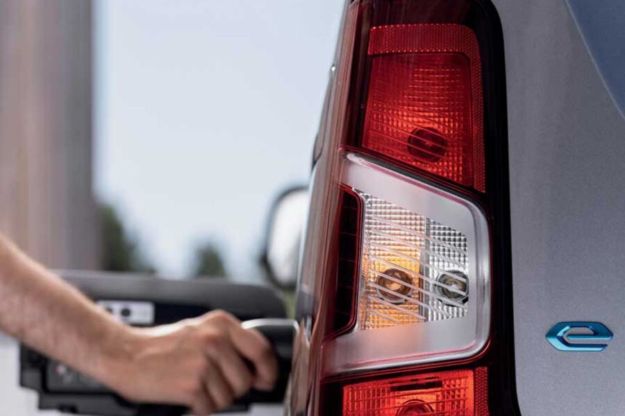 Bedrifter i Oslo kan nå få dekket 30 prosent av kostnadene til både lader og ladeinfrastruktur for elvarebiler. Foto: Peugeot.