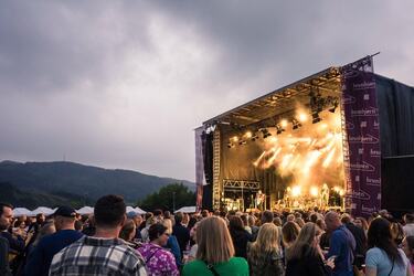 Scene og publikum på Lillehammer Live