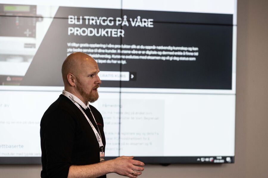 - Vårt samspill med elektrikeren er en viktig del av suksessen, sier salgsingeniør Kjell Jonny Haugan. Foto: Nils Heldal