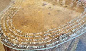 Kunst og bord laget av den gamle eika som stod på Solhøy