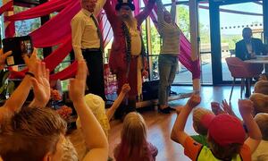Kaptein Rødskjegg underholdt Deør barnehage med trylling og musikk