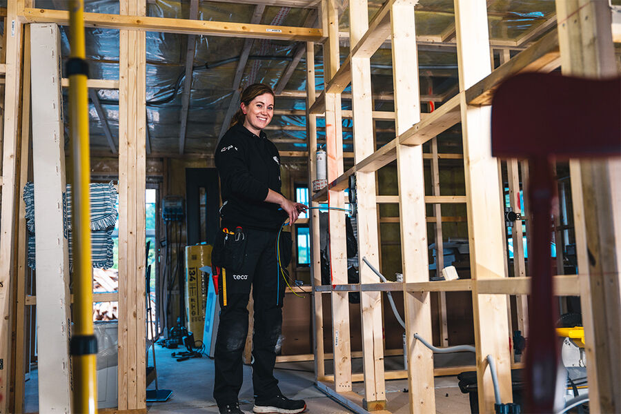 Mari Stormark Helland ble kåret til Norges hyggeligste elektriker i 2022 og vet godt hva det vil si å være kvinne i en mannsdominert bransje.