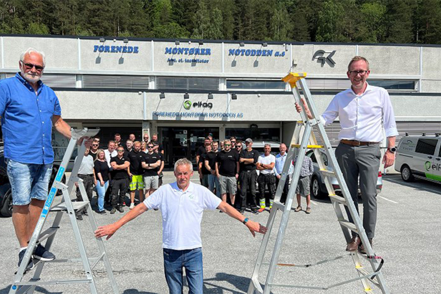 På bildet ser vi fra venstre: Daglig leder i Forenende Montører Notodden Rolf Eber Snipen, ny avdelingsleder for GK på Notodden Svein Erik Bjørndalen og konsernsjef i GK Kim R. Lisø. Ansatte i Forenede Montører Notodden og GK på Notodden i bakgrunnen. Foto: Jens Hammer