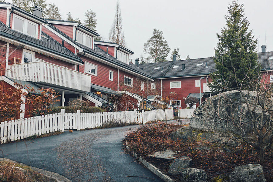 Tett i tett: Borettslag og sameier krever ekstra innsats i planlegging og installasjon av varmepumper. Foto: NOVAP