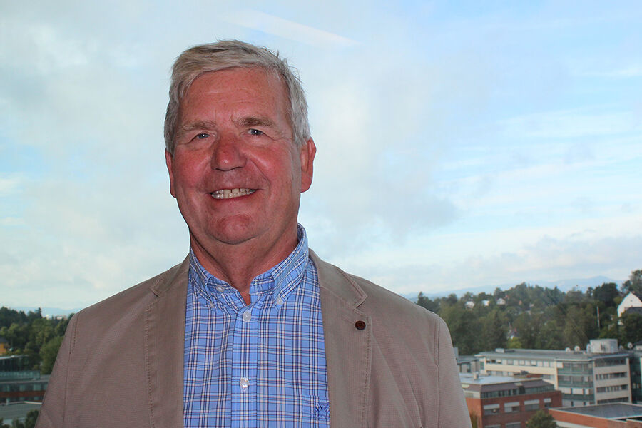 Jørn Holtan er en anerkjent bransjemann som har jobbet med NEK og NEK 400 i hele 24 år. I dag driver han sitt eget konsulentselskap, og benyttes ofte som foredragsholder i ulike sammenhenger. Nylig han holdt et foredrag om lyn og overspenningsbeskyttelse i smarte bygg under et seminar i regi av NEK.