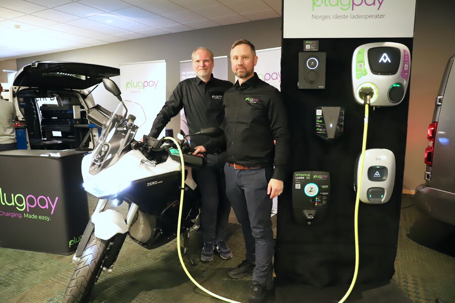 PlugPay har inntatt en ledende rolle innen ladeadministrasjon i Norge, og daglig leder Henning Bache (t.h.) og driftssjef Øyvind Holst kan fortelle at fjorårets rekordomsetning allerede er nådd. – Mye av suksessen må tillegges våre rundt 300 installatører landet rundt som sørger for å distribuere løsningene ut til sluttkundene, sier de.  