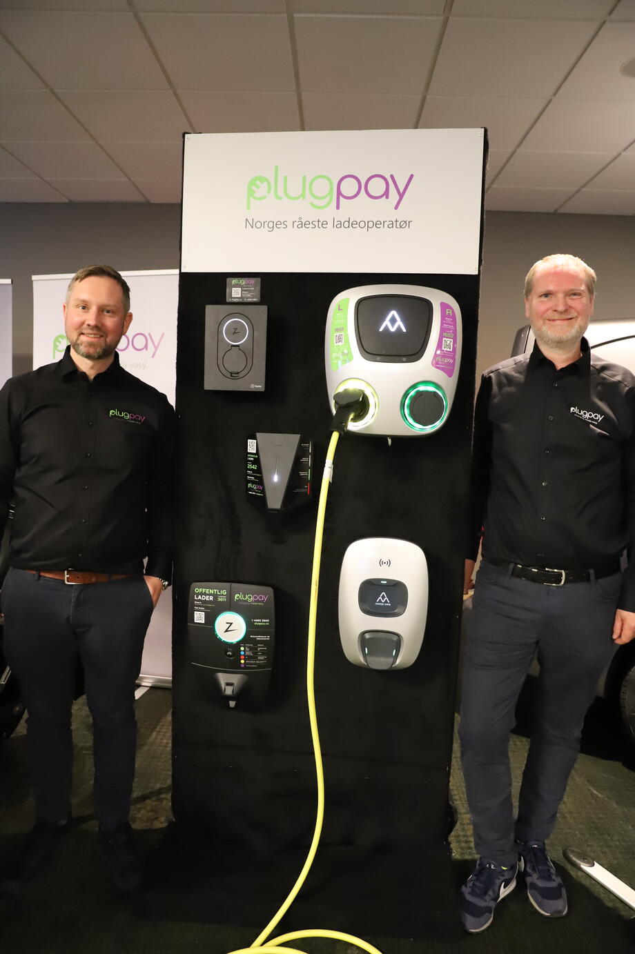 Daglig leder Henning Bache og driftssjef Øyvind Holst gleder seg over den gode mottakelsen PlugPay har fått i markedet, og gir sitt store distribusjonsnett av elektrikere mye av æren for suksessen.