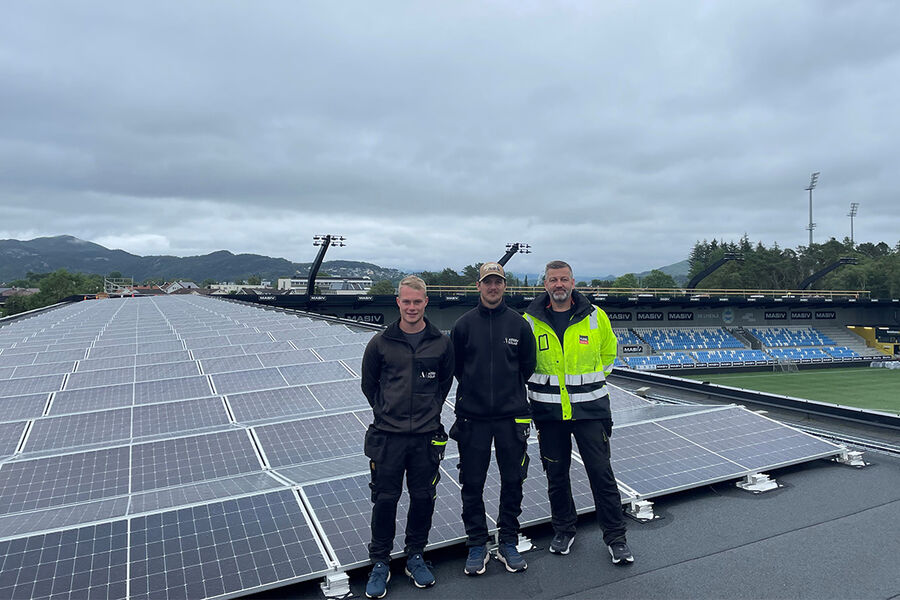 På bildet ser vi, Fredrik Aase og Magne Klingsheim i Astera Solar og Kristinn Halldorsson fra FLOW Elektro Sør-Vest.