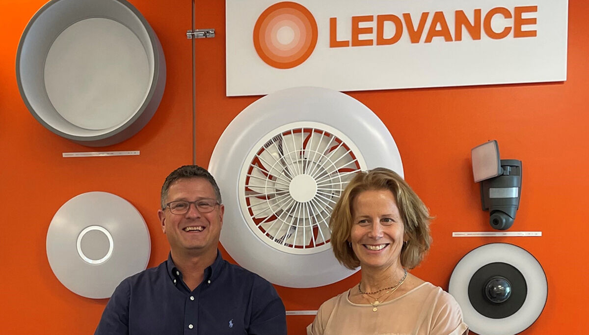 LEDVANCEs Head of Trade Geir Ove Horn-Eggestøl og Marketing Manager Trade Ingrid Thorsland forteller, at selskapet nå faser ut Osram-navnet på lyskildene. Fra 1. juli vil de, på det profesjonelle markedet, tilby alle sine produkter under varemerket LEDVANCE.