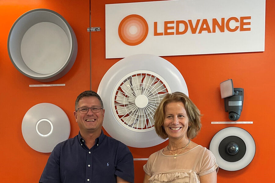 LEDVANCEs Head of Trade Geir Ove Horn-Eggestøl og Marketing Manager Trade Ingrid Thorsland forteller, at selskapet nå faser ut Osram-navnet på lyskildene. Fra 1. juli vil de, på det profesjonelle markedet, tilby alle sine produkter under varemerket LEDVANCE.