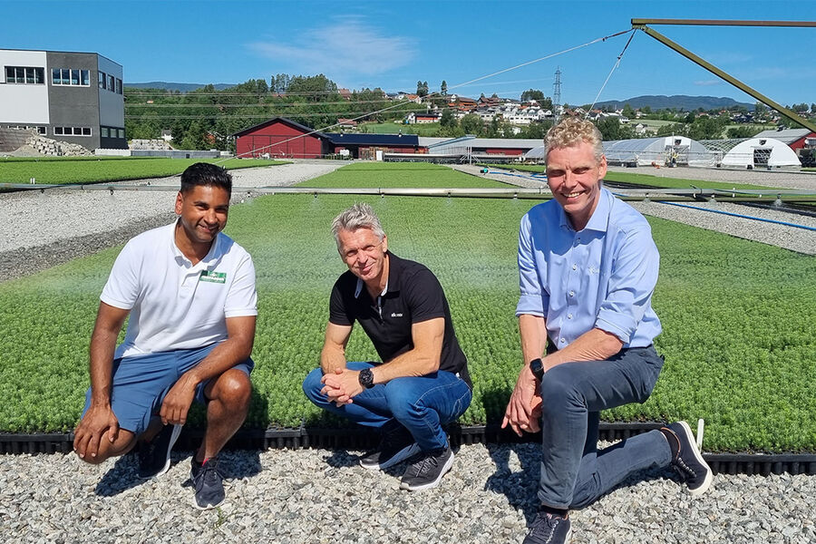 Elektrokjeden Elkonor inngår samarbeid med Trefadder for å kompensere for klimautslipp. Tre sentrale personer i samarbeidet er, Anders Kristiansen, daglig leder i Trefadder, Baard-Espen Hansen, daglig leder i Elkonor, og Lars Kihle, daglig leder i Norgesplanter.