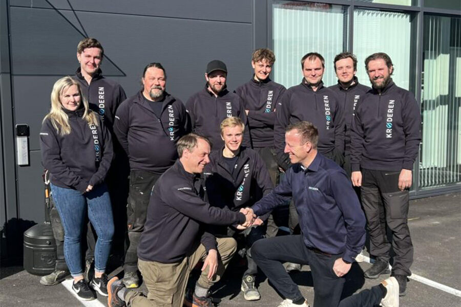 Her ser vi de 11 nyansatte på avdelingen til Krøderen Elektro på Kongsberg. Foto: Krøderen Elektro