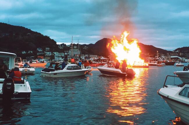 Fra brenning av Spira på byfjorden et tidligere år.