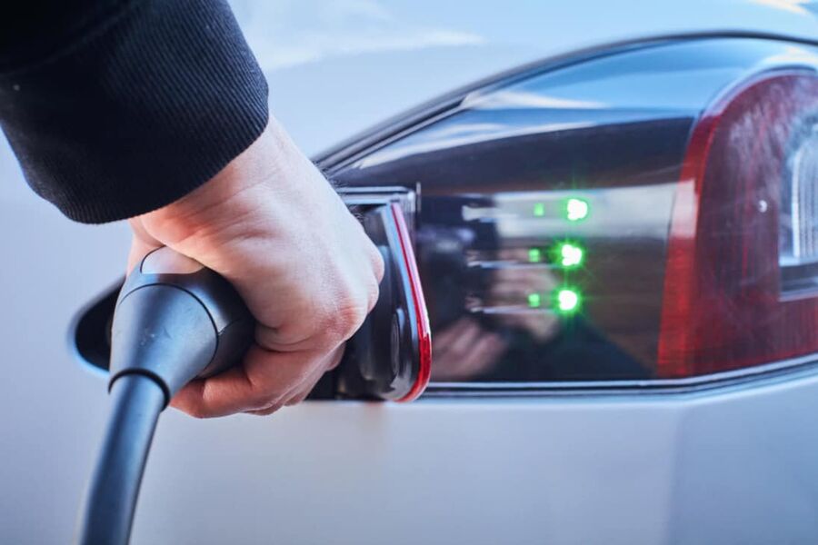 Mange styreledere i borettslag og sameiere som har investert i ladestruktur tilpasset Easees ladeløsning har vært bekymret for hva de skal gjøre, og elektrikere har vært redde for å sitte med garantiansvar. Nå har PlugPay utviklet en programvare som gjør det mulig å kople på andre leverandører også i eksisterende Easee-anlegg.