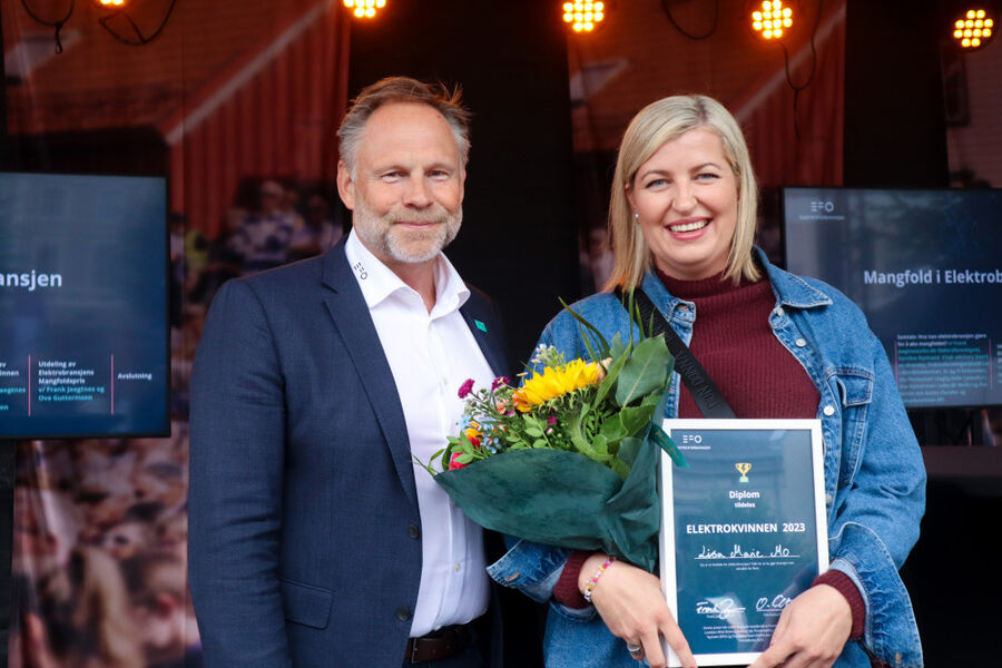 Frank Jaegtnes, jurymedlem og administrerende direktør i Elektroforeningen, overrakte prisen Elektrokvinnen 2023 til Lisa Marie Mo, fra Opplæringskontoret i Sogn og Fjordane i dag under Arendalsuken. Foto: EFO