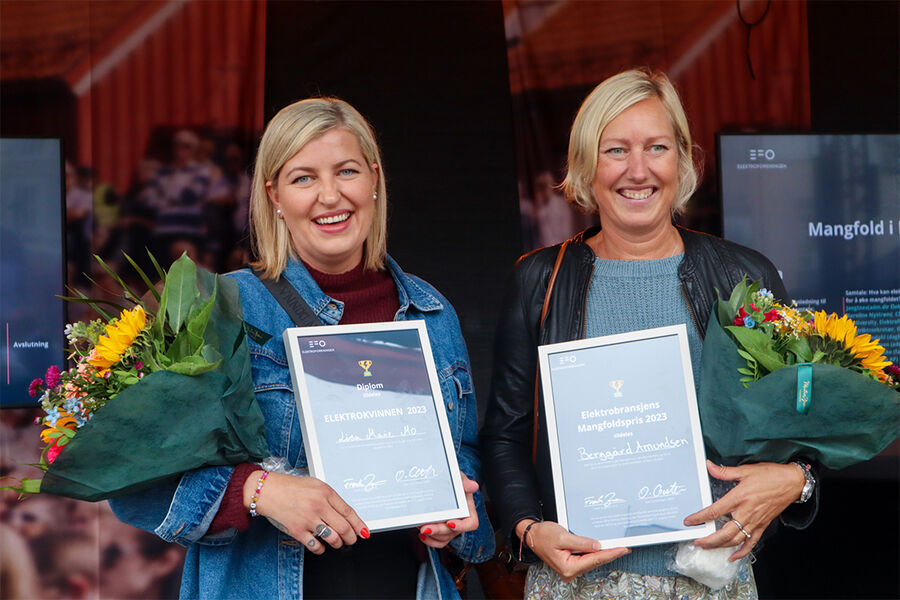 To stolte vinnere etter premieutdelingen og kåringen i Arendal torsdag. Fra venstre, Lisa Marie Mo fra Opplæringskontoret i Sogn og Fjordane som ble kåret til Elektrokvinnen 2023 og adm.direktør Hege Amundsen Elvestad som mottok Elektrobransjens Mangfoldspris på vegne av Berggård Amundsen 2023.