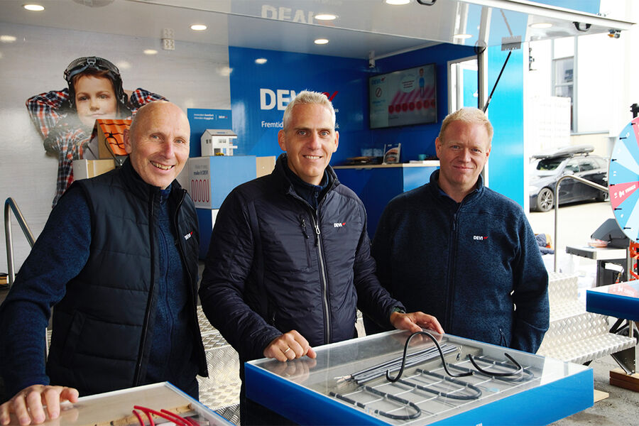 DEVI-teamet reiser land og strand rundt med Roadshow-hengeren fylt med produkter og nyheter. Her møter de både grossistene og «fotfolket». – En svært effektiv måte å drive opplæring og markedsføring og knytte gode relasjoner, sier fra venstre, Johannes Eriksen, Erlend Halvorsen. og Stian Angvik. DEVI elektrisk varme har vært en del av Danfoss siden 2003.